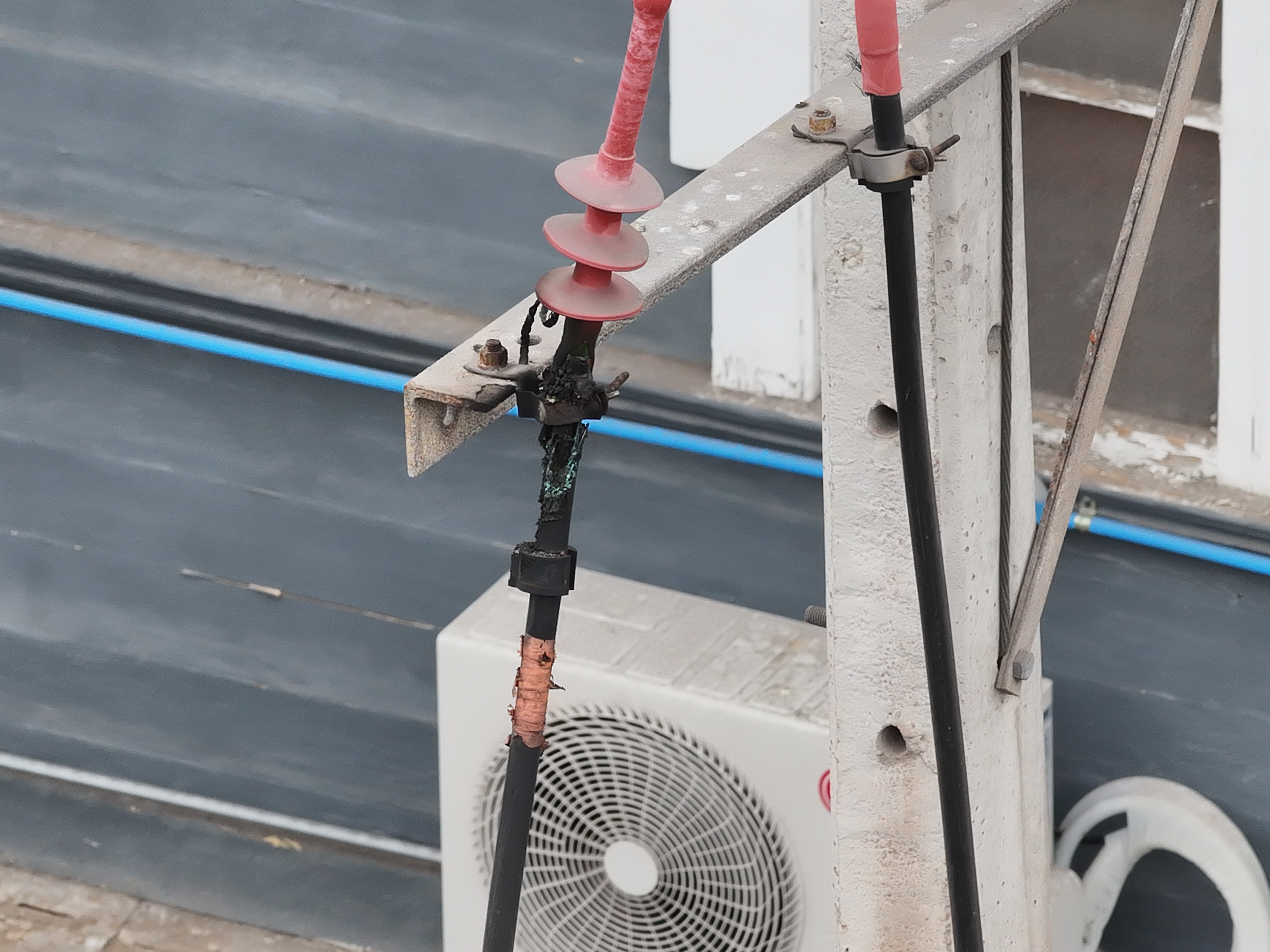 Inspección aérea y de piso de una conexión eléctrica